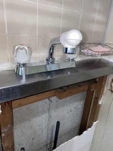 箕面市　台所蛇口水漏れ　キッチンの裏が水浸し　台付き2ホール