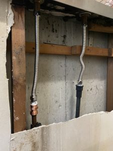 箕面市　台所蛇口水漏れ　キッチンの裏が水浸し　台付き2ホール