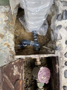 伊丹市　水道メーターが回ってる？　水栓柱水漏れ　水道管破損