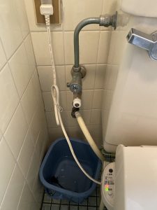 大阪市　東住吉区　トイレのパイプ水漏れ　止水栓修理