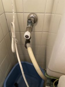 大阪市　東住吉区　トイレのパイプ水漏れ　止水栓修理