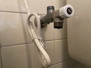 大阪市　東住吉区　トイレのパイプ水漏れ　止水栓修理