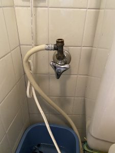 大阪市　東住吉区　トイレのパイプ水漏れ　止水栓修理