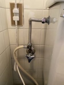 大阪市　東住吉区　トイレのパイプ水漏れ　止水栓修理