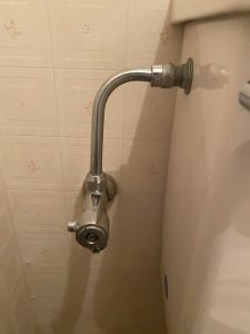 豊中市　トイレの止水栓水漏れ　フレキパイプ交換