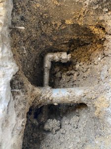 枚方市　漏水調査　水栓柱水漏れ　コンクリート破壊