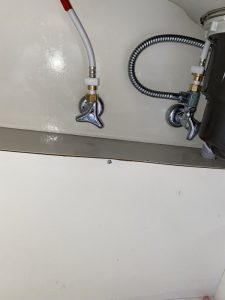 枚方市　台所の下が濡れている！？　蛇口交換　ハンドシャワー