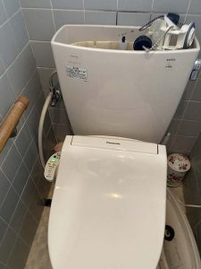 豊中市　TOTO　SH61　トイレ水漏れ修理　排水弁交換