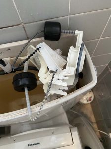 豊中市　TOTO　SH61　トイレ水漏れ修理　排水弁交換