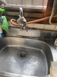 東大阪市　台所蛇口水漏れ　単水栓　分岐水栓　給水管破損