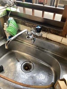 東大阪市　台所蛇口水漏れ　単水栓　分岐水栓　給水管破損