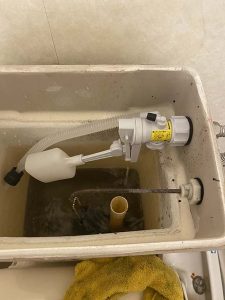 箕面市　トイレ水漏れ　タンク部品修理　ゴムフロート　ボールタップ