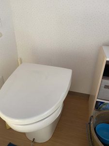 豊中市　トイレ詰まり　便器取り外し　パットが落ちてる？