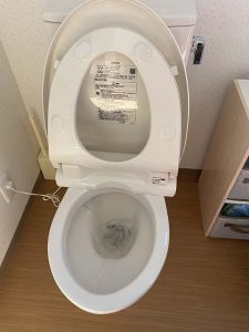 豊中市　トイレ詰まり　便器取り外し　パットが落ちてる？