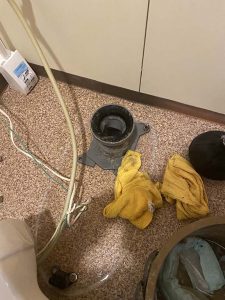 伊丹市　トイレ詰まり除去　パット落としています。