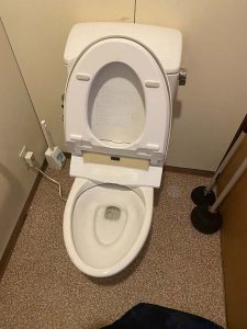 伊丹市　トイレ詰まり除去　パット落としています。