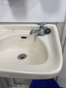 茨木市　手洗いの下から水漏れ　フレキパイプ　止水栓
