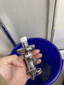 茨木市　手洗いの下から水漏れ　フレキパイプ　止水栓