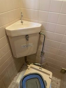 枚方市　隅付きタンクトイレ水漏れ　洗浄管水漏れ