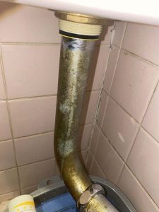 枚方市　隅付きタンクトイレ水漏れ　洗浄管水漏れ