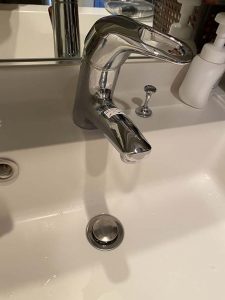 西宮市　洗面蛇口水漏れ　シャワーホース交換