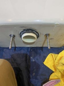 高槻市　トイレ水漏れ　INAXサイフォン折れてる　タンク脱着修理