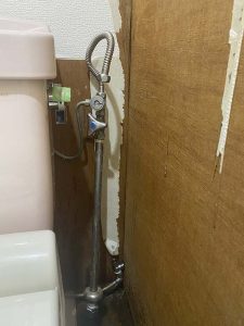 豊中市　水道管水漏れ？　トイレの給水破損　給水切替