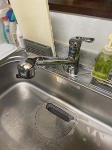 尼崎市　台所の下が水浸し　蛇口水漏れ　蛇口交換