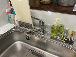 尼崎市　台所の下が水浸し　蛇口水漏れ　蛇口交換