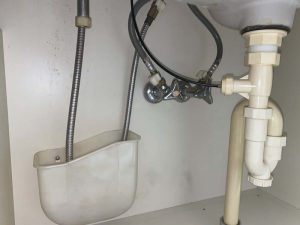 吹田市　洗面蛇口水漏れ　洗面の下が水浸しになる　蛇口交換　ハンドシャワータイプ