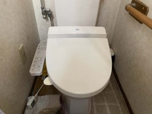 伊丹市　トイレの床に水漏れ　ウォシュレット交換