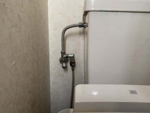 伊丹市　トイレの床に水漏れ　ウォシュレット交換