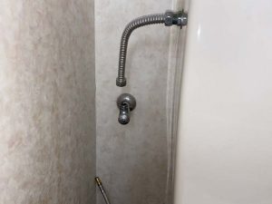 伊丹市　トイレの床に水漏れ　ウォシュレット交換