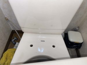 伊丹市　トイレの床に水漏れ　ウォシュレット交換