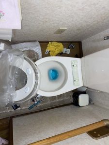 伊丹市　トイレの床に水漏れ　ウォシュレット交換