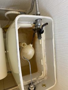 池田市　トイレ水漏れ　トイレタンク修理　ボールタップ交換　ゴムフロート