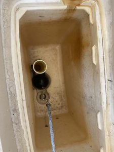 池田市　トイレ水漏れ　トイレタンク修理　ボールタップ交換　ゴムフロート