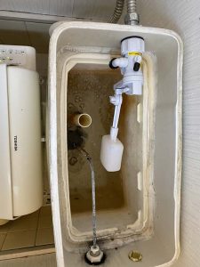 池田市　トイレ水漏れ　トイレタンク修理　ボールタップ交換　ゴムフロート