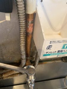 尼崎市　銅管から水漏れ　ピンホール　給湯管切換え　ロウ付け