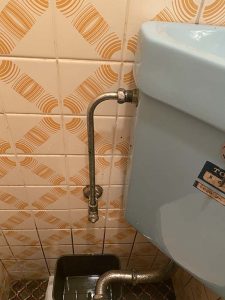 吹田市　トイレのパイプから水漏れ　フレキパイプ　止水栓