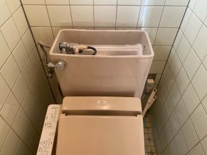 枚方市　トイレ水漏れ　トイレの水が止まらない　サイフォン　タンク取り外し