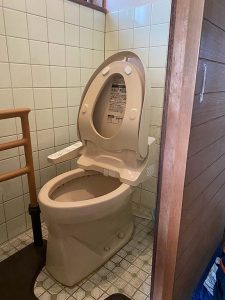 枚方市　トイレ水漏れ　トイレの水が止まらない　サイフォン　タンク取り外し