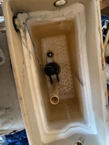 枚方市　トイレ水漏れ　トイレの水が止まらない　サイフォン　タンク取り外し