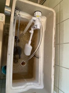 枚方市　トイレ水漏れ　トイレの水が止まらない　サイフォン　タンク取り外し