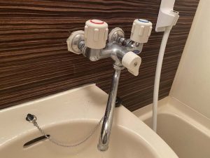 尼崎市　お風呂の蛇口水漏れ　2ハンドルバス水栓　シャワーが折れてる？