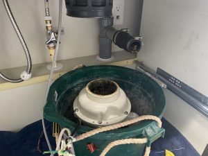大阪市　ディスポーザーの撤去作業　INAXディスポーザー　排水管取り換え