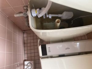 茨木市　トイレ水漏れ　水が止まらない　便器に水漏れ　ボールタップ