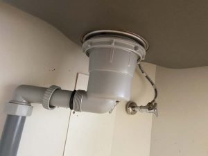 守口市　排水栓水漏れ　キッチンの提灯みたいなところから水漏れ
