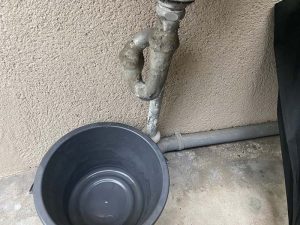 箕面市　手洗い器排水水漏れ　排水トラップ交換　金属製　