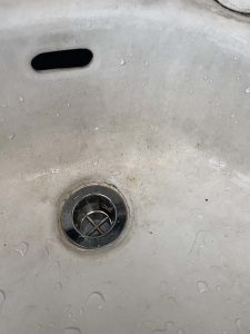 箕面市　手洗い器排水水漏れ　排水トラップ交換　金属製　